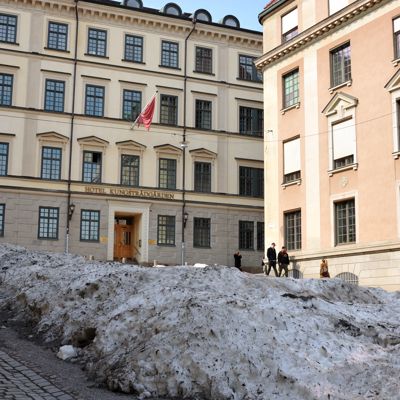 Solen står som en rakblad på fasaden