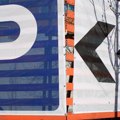 P<<