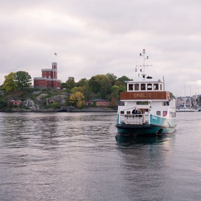 m/s Emelie angör bryggan vid Allmänna gränd